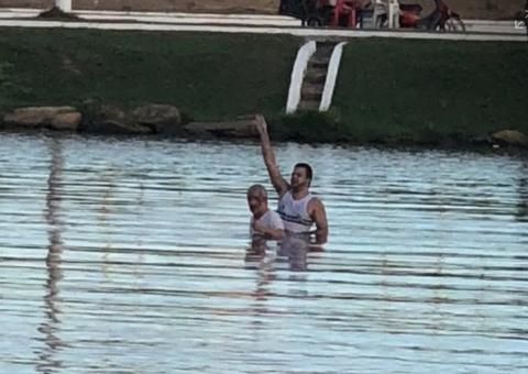 Avião cai em lago e por pouco não atinge famílias que aproveitavam o local