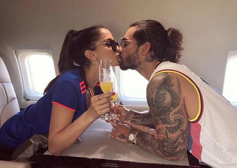Maluma posa aos beijos com namorada e fãs confundem com Anitta