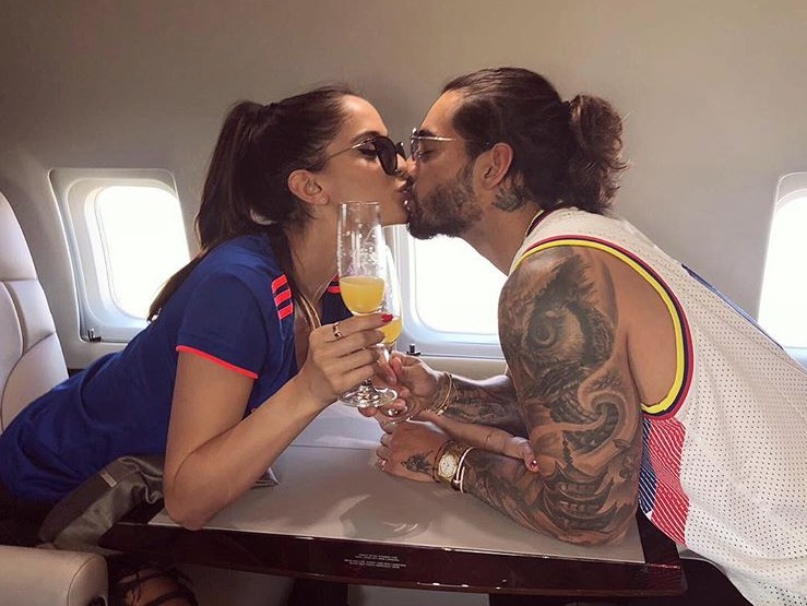 Maluma posa aos beijos com namorada e fãs confundem com Anitta