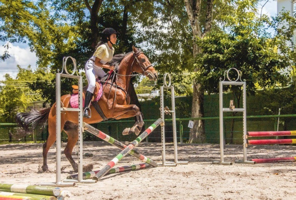 Escola de hipismo realiza campeonato em clima de Festa Junina 