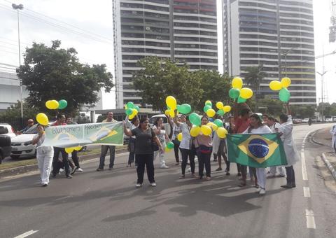 Trabalhadores fazem manifestação e complicam trânsito na av. André Araújo