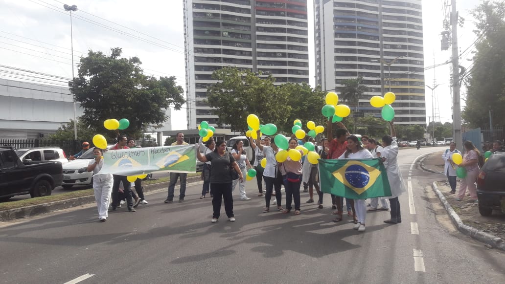 Trabalhadores fazem manifestação e complicam trânsito na av. André Araújo