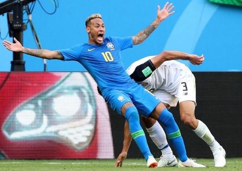 Bar oferece bebida grátis a cada queda de Neymar durante  jogo contra a Sérvia