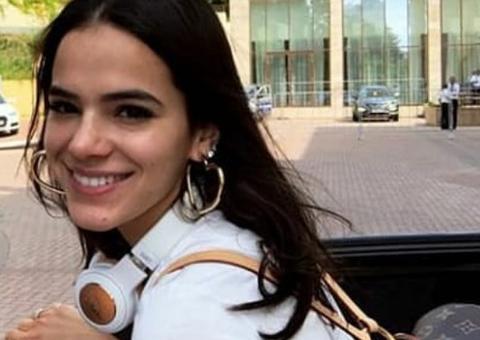 Bruna Marquezine volta da Rússia com aliança na mão esquerda