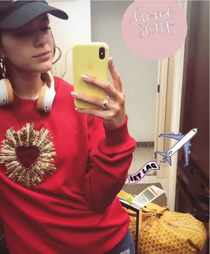 Bruna Marquezine volta da Rússia com aliança na mão esquerda