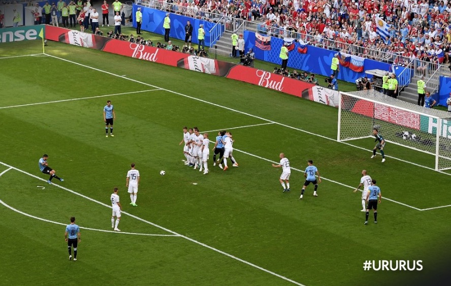 Uruguai vence a Rússia por 3 a 0 e assegura liderança do grupo