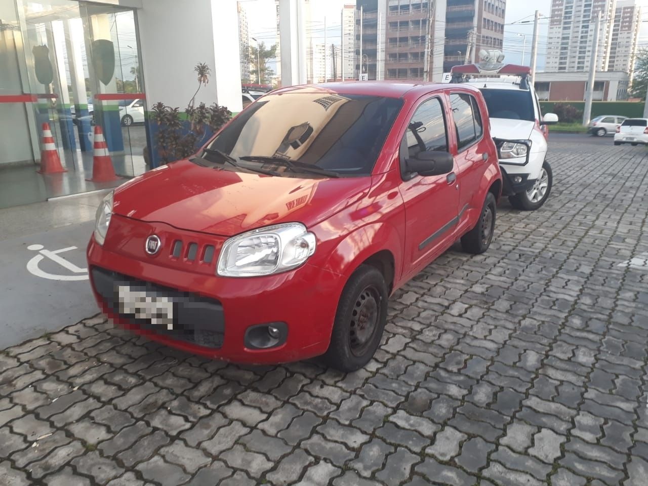 Adolescente é apreendido com carro roubado em Manaus