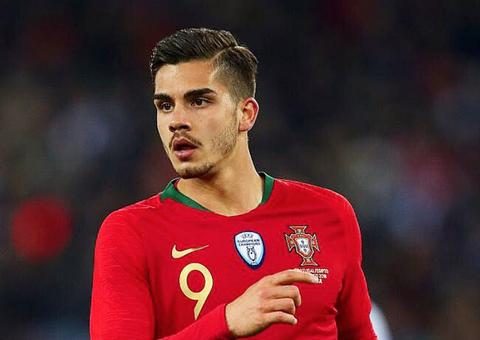 Mistura de Caio Castro e Luan Santana, jogador gato de Portugal chama atenção