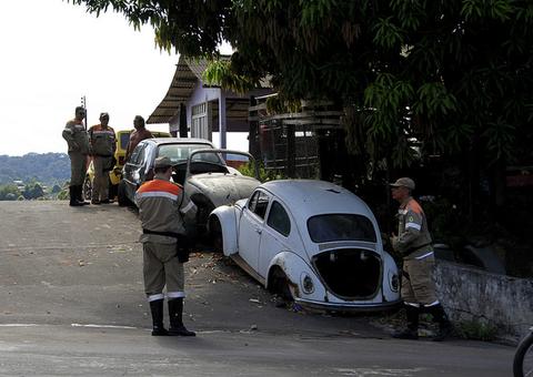 12 veículos abandonados são removidos durante Operação Sucata em Manaus