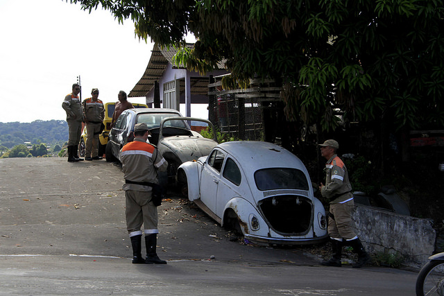 12 veículos abandonados são removidos durante Operação Sucata em Manaus