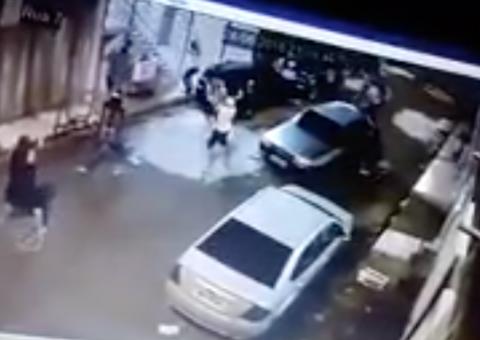 Câmera flagra grupo armado da FDN abrindo fogo em residência do Comando Vermelho