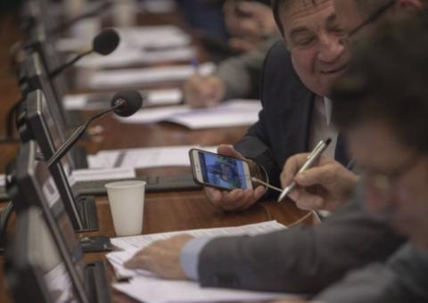 Deputados 'trocam' debate sobre agrotóxicos por foto de mulher seminua e futebol