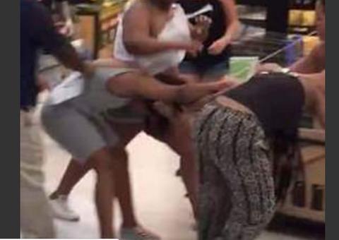 No meio do supermercado, mulheres se estapeiam e arrancam cabelo