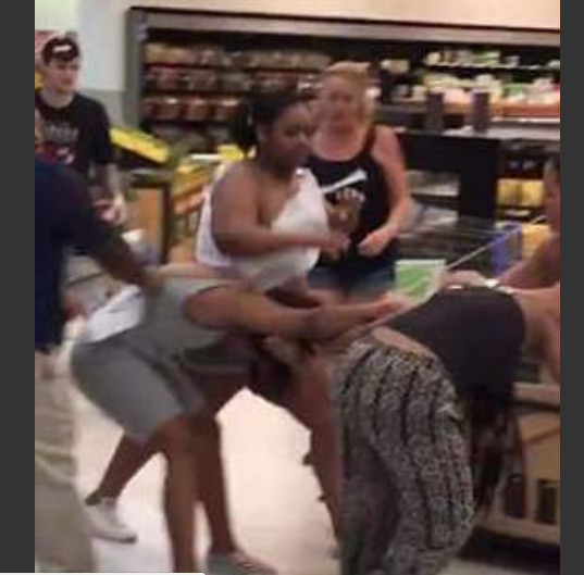 No meio do supermercado, mulheres se estapeiam e arrancam cabelo