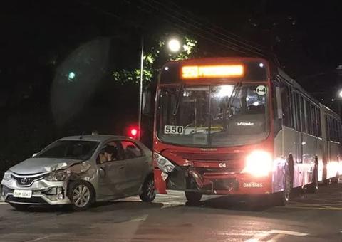 Carro e ônibus articulado se envolvem em acidente em Manaus
