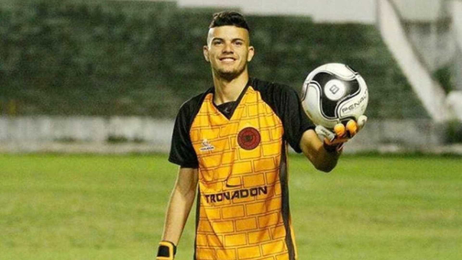 Goleiro brasileiro morre após ser atropelado por ônibus a caminho do treino