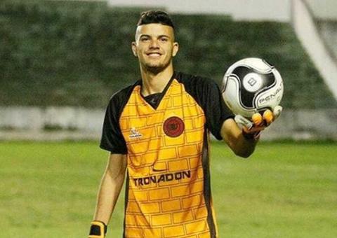 Goleiro brasileiro morre após ser atropelado por ônibus a caminho do treino