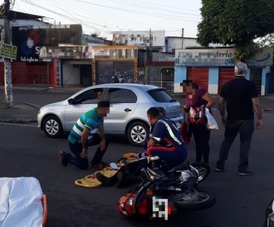 Acidente deixa motociclista ferido e trânsito caótico em avenida de Manaus