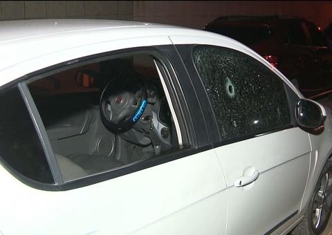 Mulher é baleada na cabeça na frente do marido e do filho