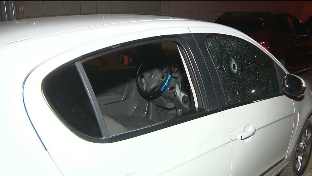 Mulher é baleada na cabeça na frente do marido e do filho