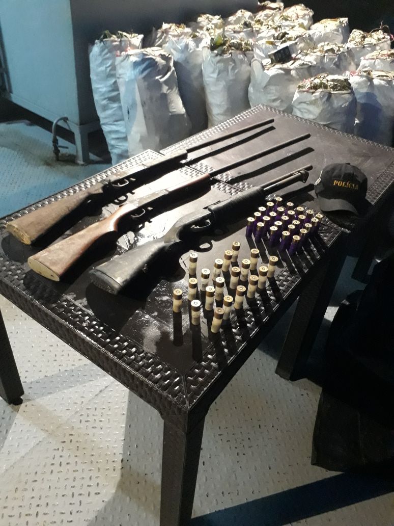 Pai e filhos são presos com 248 kg de carne de caça, armas e munições no Amazonas