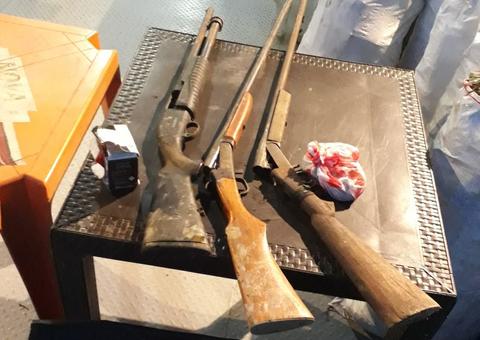 Pai e filhos são presos com 248 kg de carne de caça, armas e munições no Amazonas