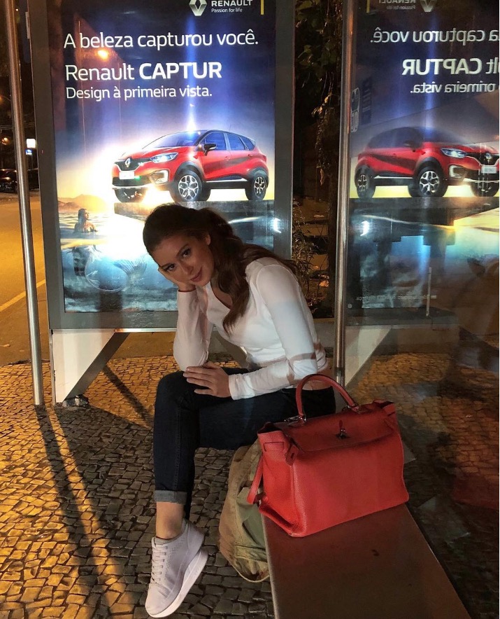 Marina Ruy Barbosa posa em parada de ônibus com bolsa no valor de um carro e dá o que falar