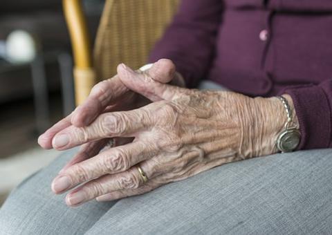 Filho é preso suspeito de tentar estrangular idosa de 72 anos 