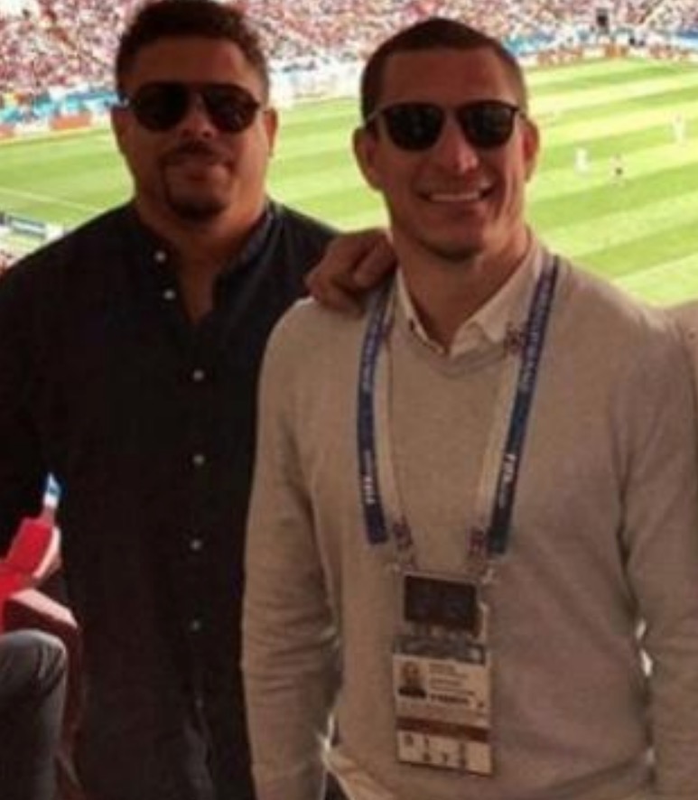 Com credencial da Globo, amigo de Ronaldo Fenômeno cria confusão na Rússia