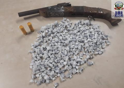 Homem é preso com arma e drogas na zona leste de Manaus 