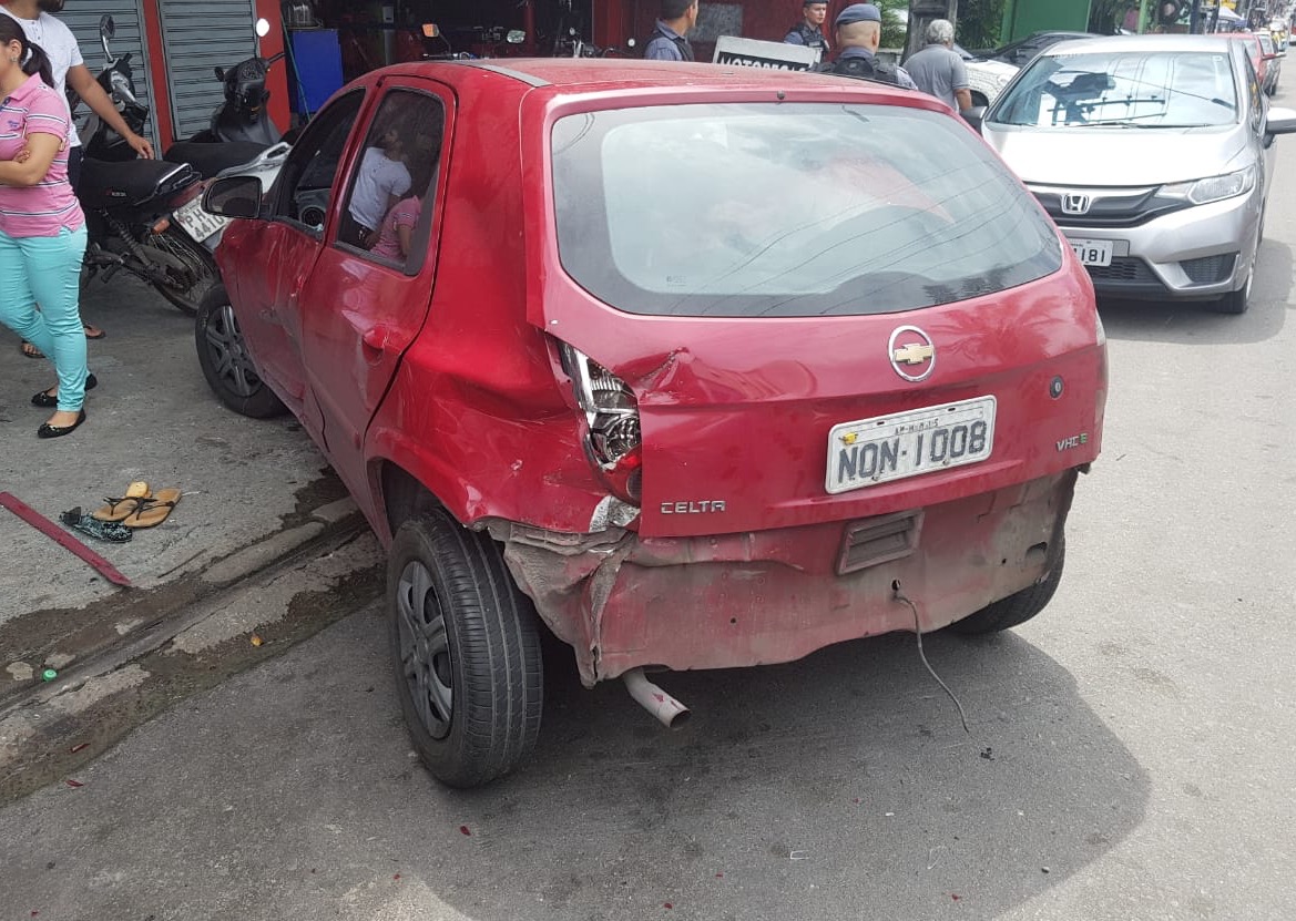 Bandidos perdem controle de carro, invadem calçada e são presos em Manaus