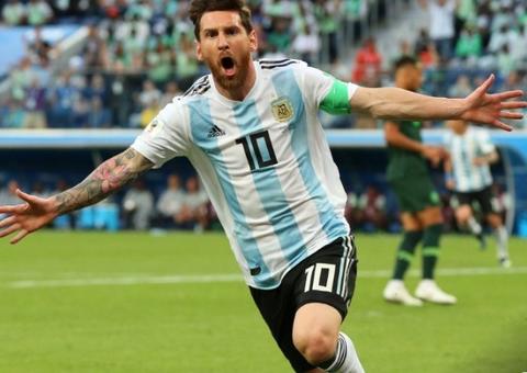 Messi marca pela primeira vez na Copa e Argentina vai se classificando