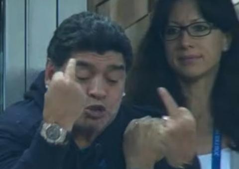 Maradona dorme, volta a pirar com 2º gol da Argentina e mita na Copa