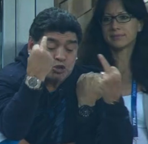 Maradona dorme, volta a pirar com 2º gol da Argentina e mita na Copa