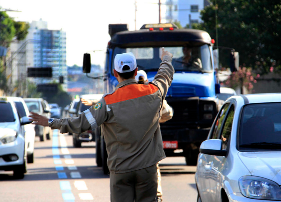 Mais de 2,5 mil veículos foram multados durante operação 'Carga Pesada' em Manaus
