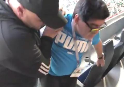 Após surtar em jogo da Argentina, Maradona passa mal em estádio 