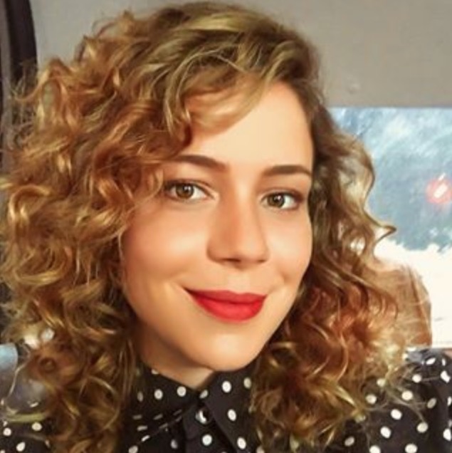   Em foto raríssima, Leandra Leal aparece brincando com a filha