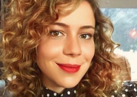   Em foto raríssima, Leandra Leal aparece brincando com a filha