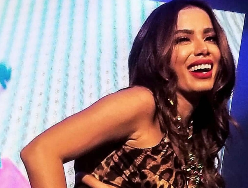  Anitta agita público em Paris: 'só no Brasil existe preconceito contra o funk'