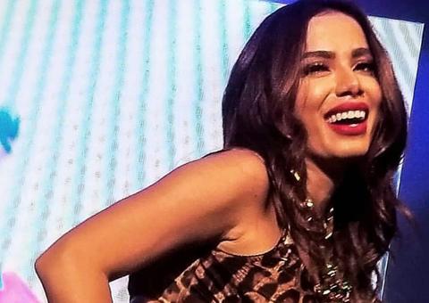  Anitta agita público em Paris: 'só no Brasil existe preconceito contra o funk'
