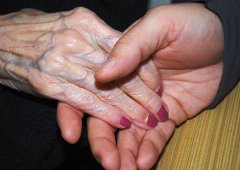 Idosa de 91 anos morre após ser brutalmente espancada por assaltantes dentro de casa