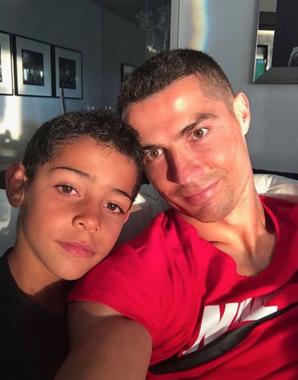 Selfie de Cristiano Ronaldo com filho vira meme, veja os mais engraçados