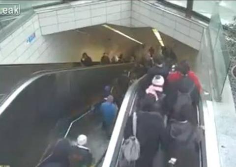 Homem é sugado por buraco em escada rolante