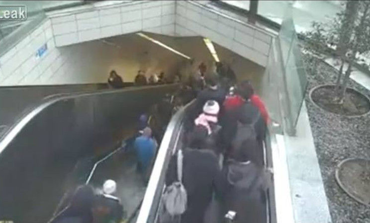 Homem é sugado por buraco em escada rolante