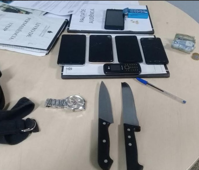 Armado com facas, casal é preso após arrastões em avenida de Manaus