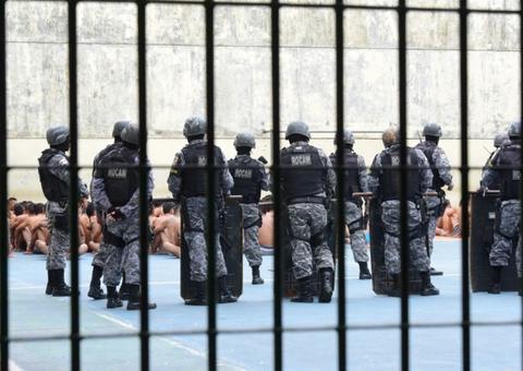 Polícia faz revista supresa em presídio no Amazonas