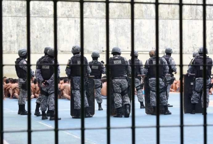 Polícia faz revista supresa em presídio no Amazonas