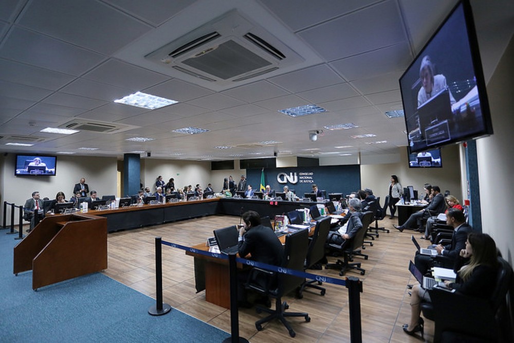 União poliafetiva registrada em cartório de SP perde validade jurídica após decisão do CNJ