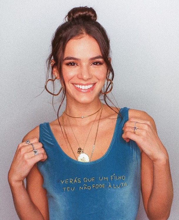 Bruna Marquezine posa na torcida pelo Brasil, mas foto é propaganda