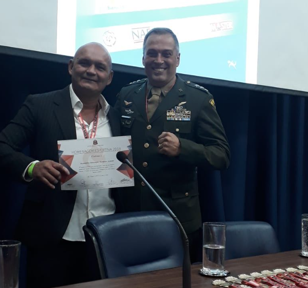 Amazonense recebe homenagem na Assembleia Legislativa de SP por ensinar jiu-jítsu a crianças carentes